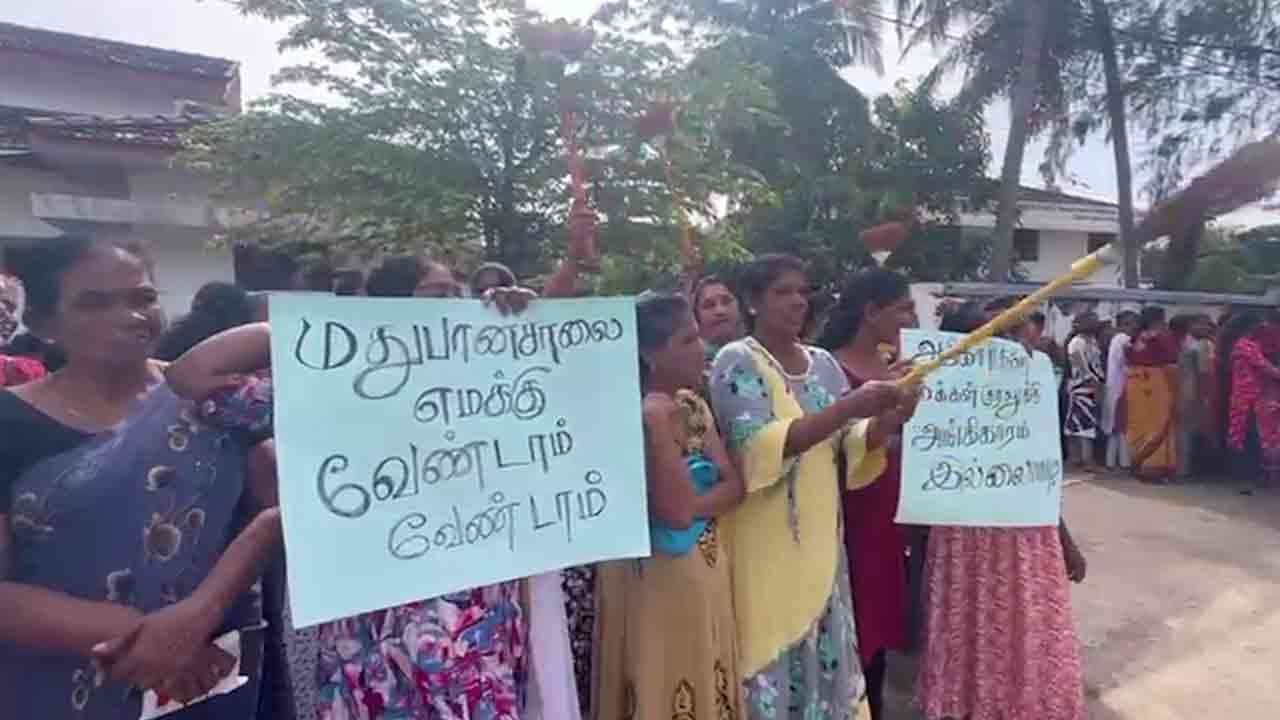 விளக்குமாற்றுடன் பொதுமக்கள் போராட்டம்