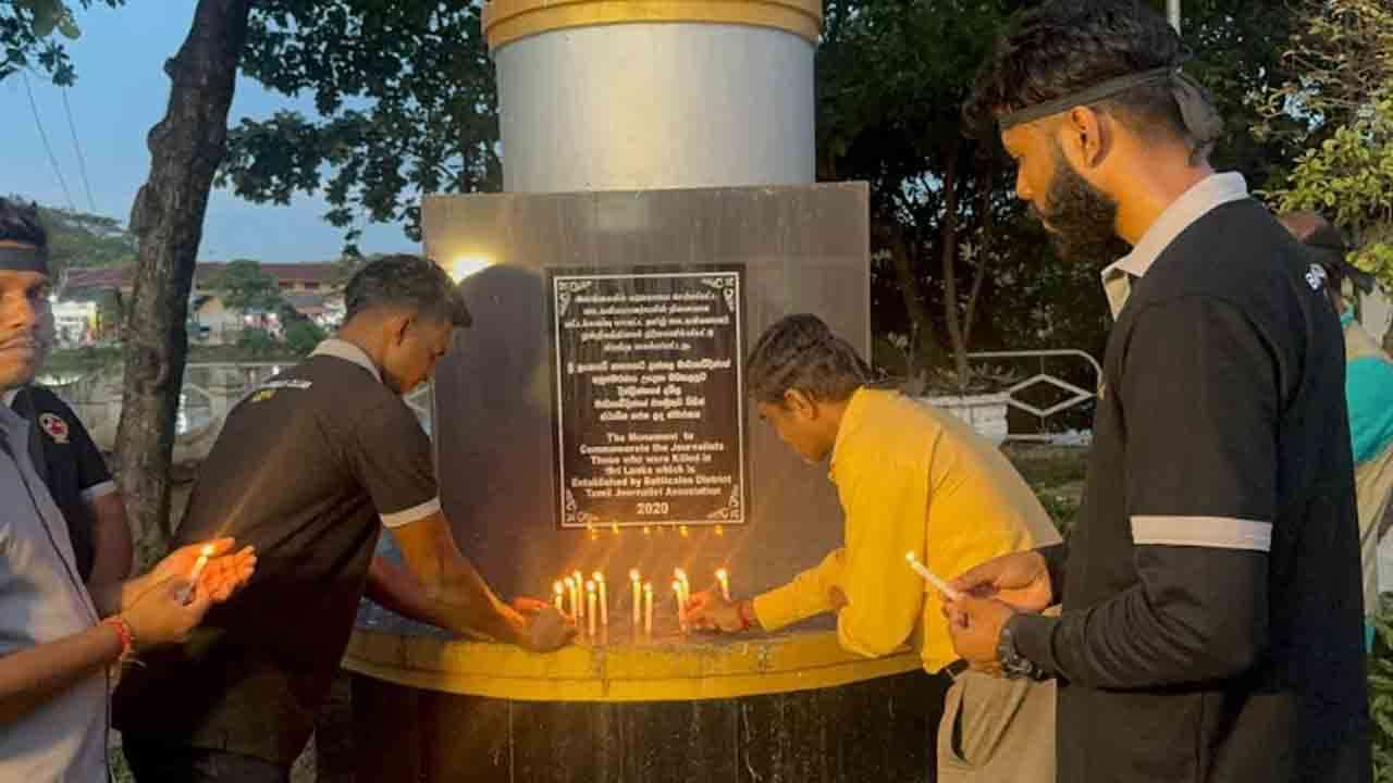 ஊடகவியலாளர்களின் தீப்பந்த போராட்டம்