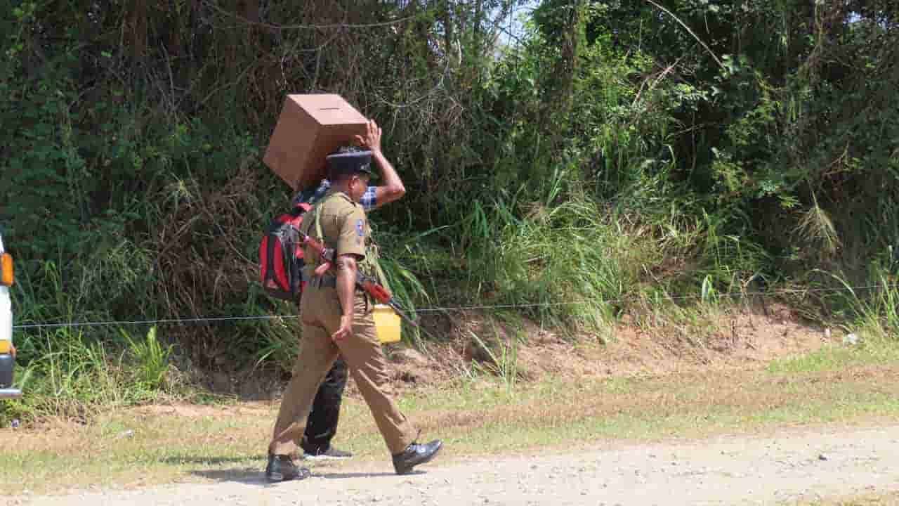 அம்பாறை மாவட்ட வாக்களிப்பு நிலையங்களுக்கு  வாக்குப்பெட்டிகள் அனுப்பி வைப்பு