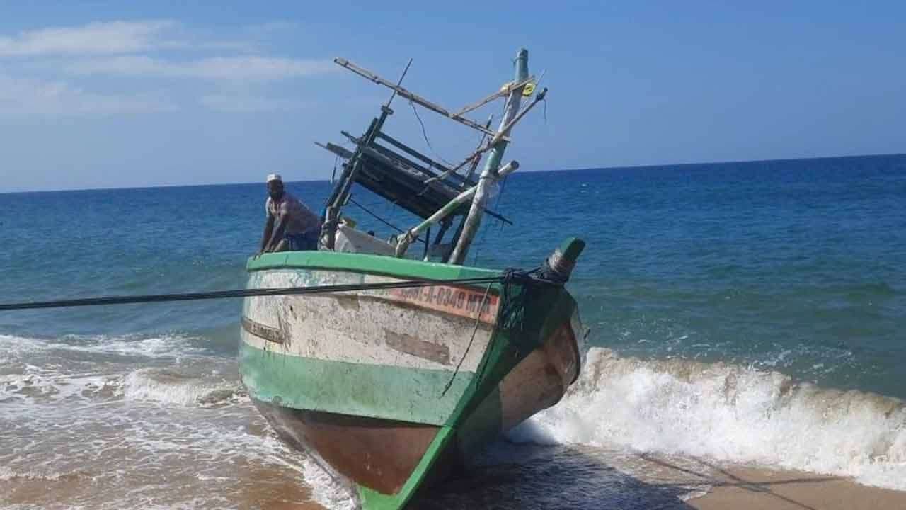 கடல் கொந்தளிப்பு காரணமாக கரைக்கு அடித்துவரப்பட்ட படகு