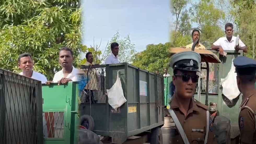 குப்பை ஏற்றிச்செல்லும் ரெக்டரில் சென்று போராட்டம்!