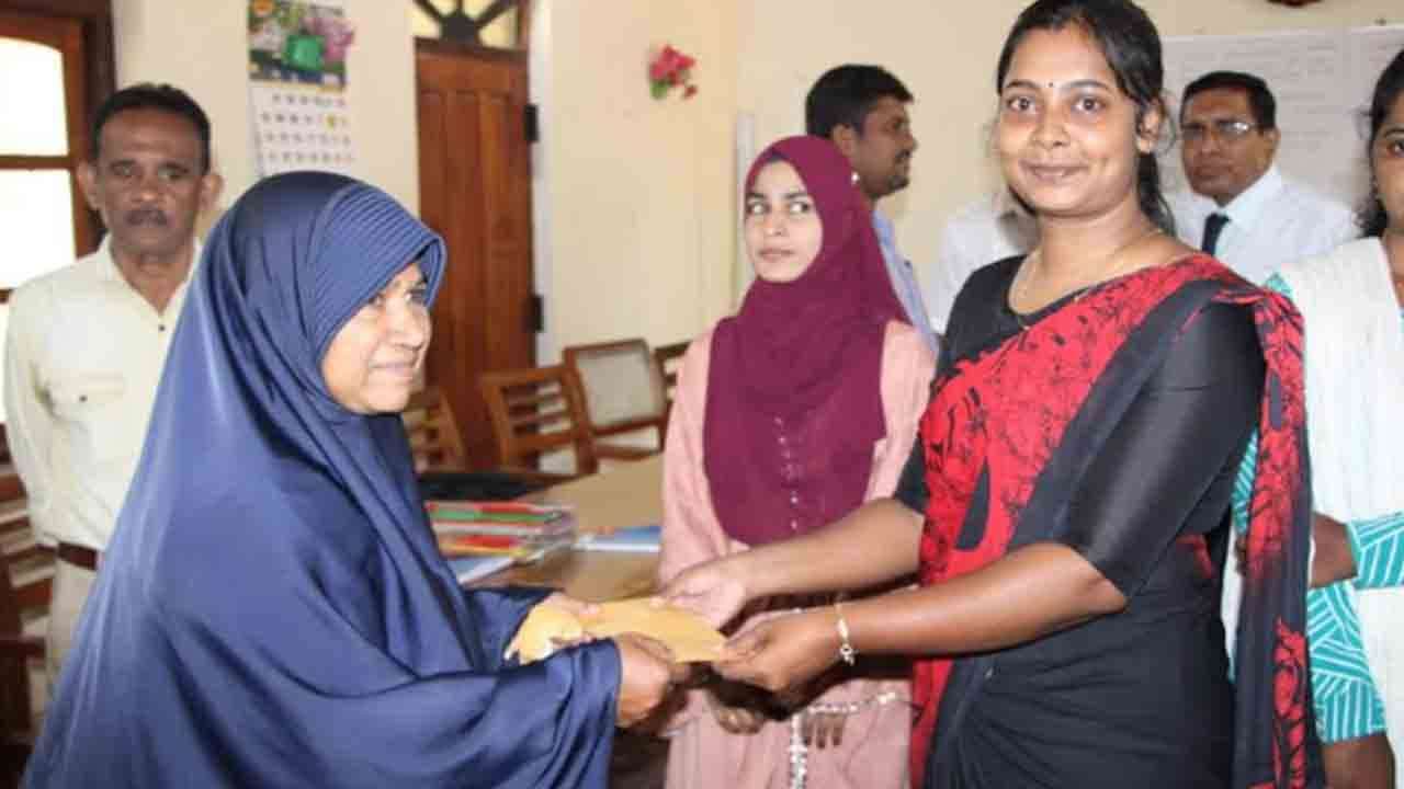 வீடுகளை புனர்நிர்மாணம் செய்ய காசோலை வழங்கி வைப்பு
