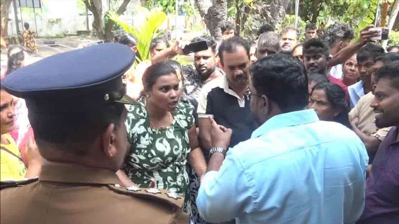 கிராம உத்தியோகத்தர் இடமாற்றம் கோரி மட்டக்களப்பில் முற்றுகைப் போராட்டம்!