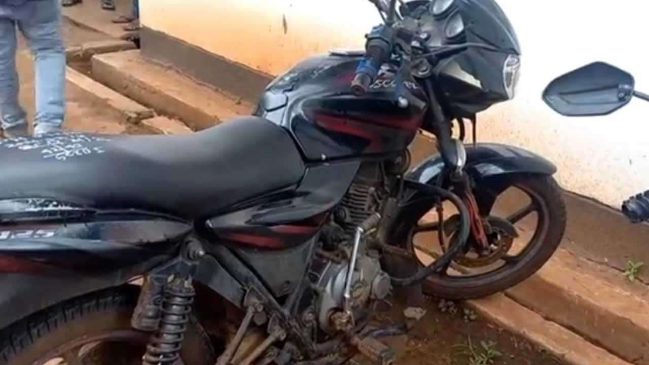 மோட்டார் சைக்கிள் திருட்டில் ஈடுட்ட தம்பதியினர் கைது