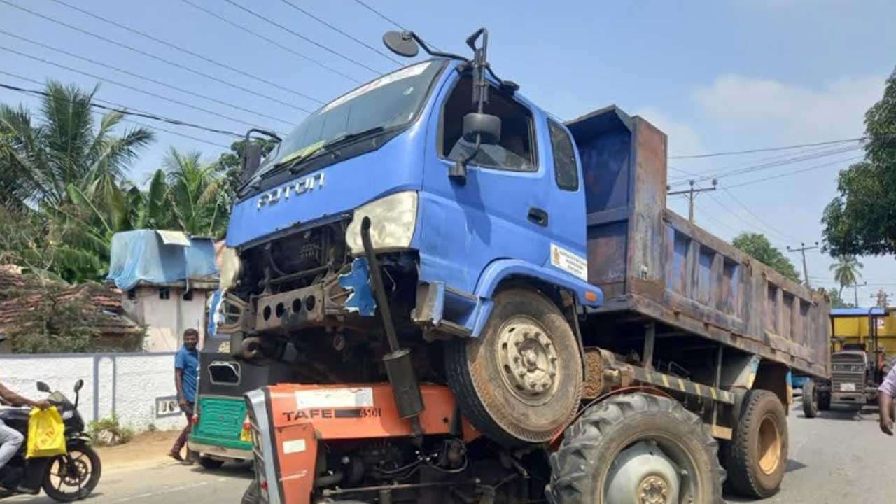 உழவு இயந்திரத்தின் மீதேறிய டிப்பர்!