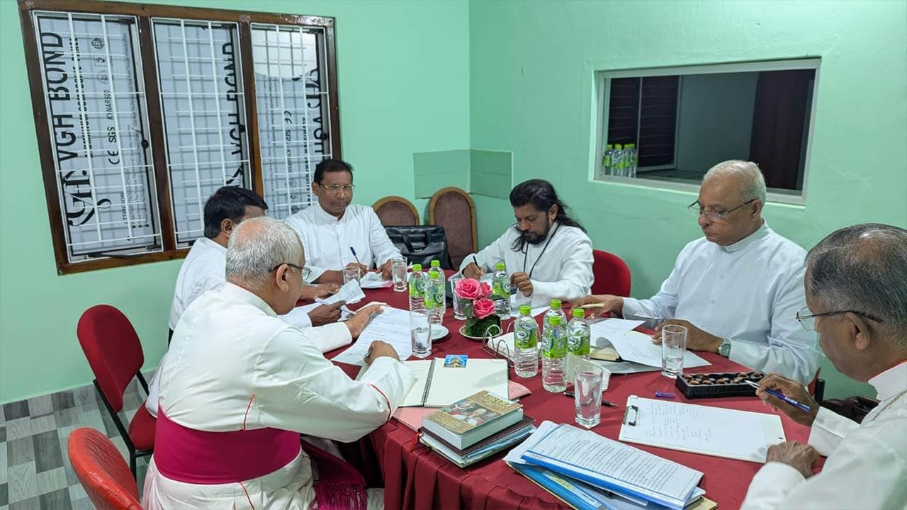தமிழ் கட்சிகளை ஒன்றிணைக்க வடகிழக்கு ஆயர் மன்றம் தீர்மானம்!