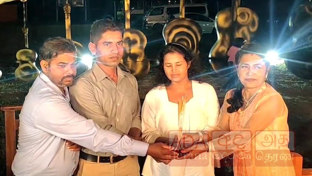 777 மெழுகுதிரி தாங்கிகளை சேகரித்து கின்னஸில் இடம் பிடித்த பெண்! 