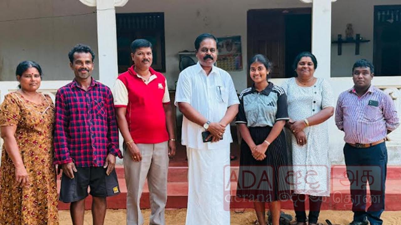 சாதனை படைத்த மாணவியை நேரில் சென்று வாழ்த்திய சிறீதரன் எம்.பி