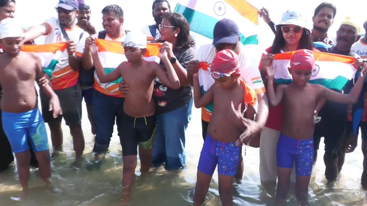 ஆட்டிசத்தால் பாதிக்கப்பட்ட சிறுவர்கள் பாக் நீரிணையை நீந்திக் கடந்து சாதனை!