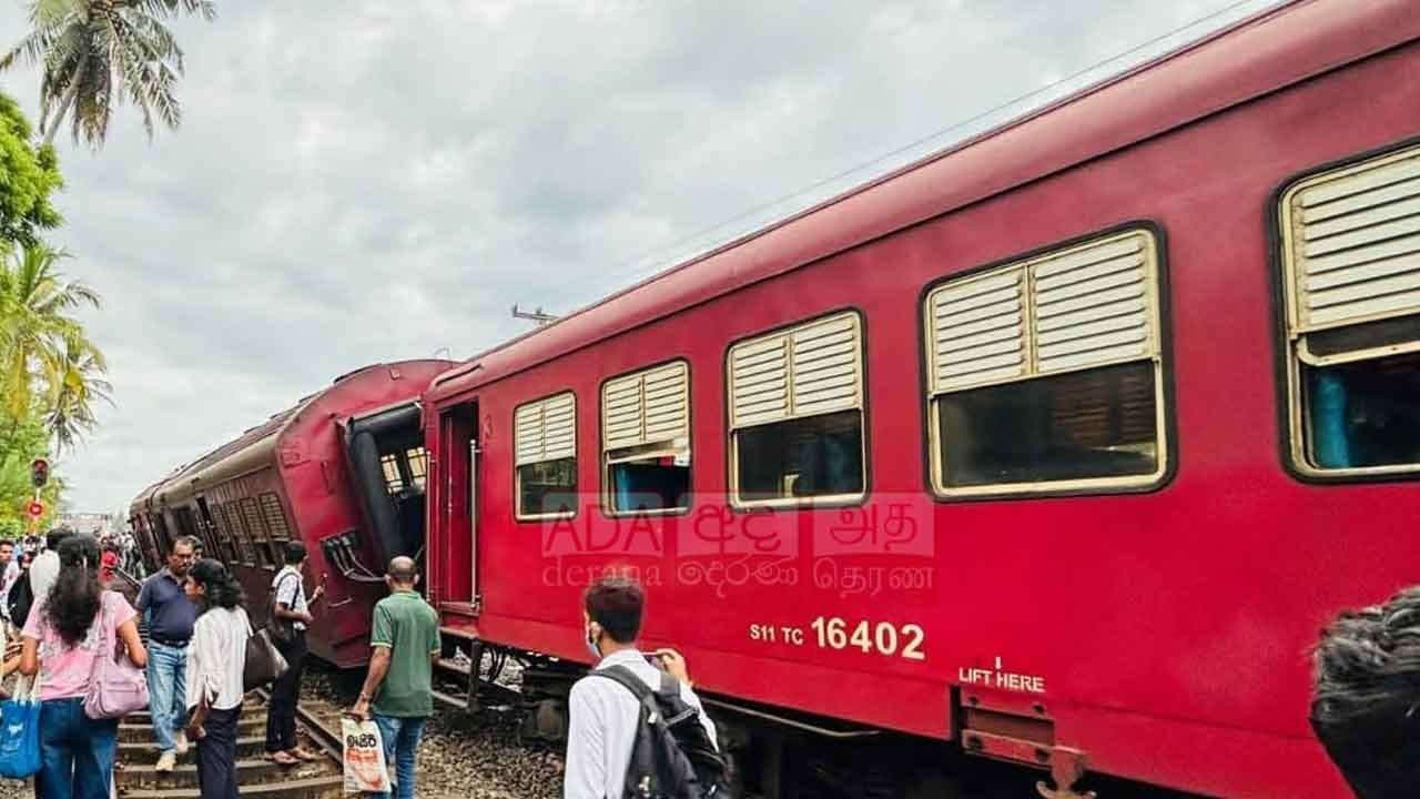 வாதுவையில் தடம்புரண்ட ரயில் 