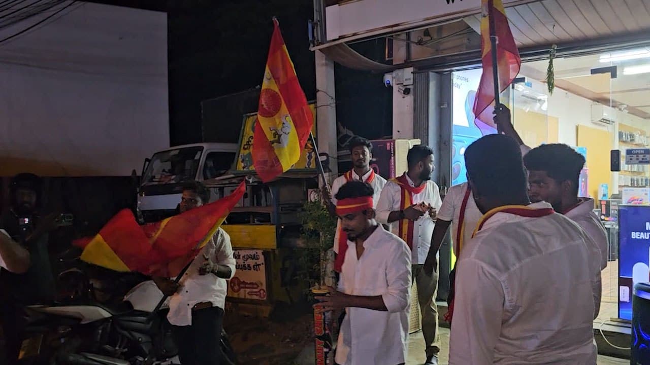 யாழில் தமிழக வெற்றிக் கழகத்தின் வெற்றி கொண்டாட்டம்! 