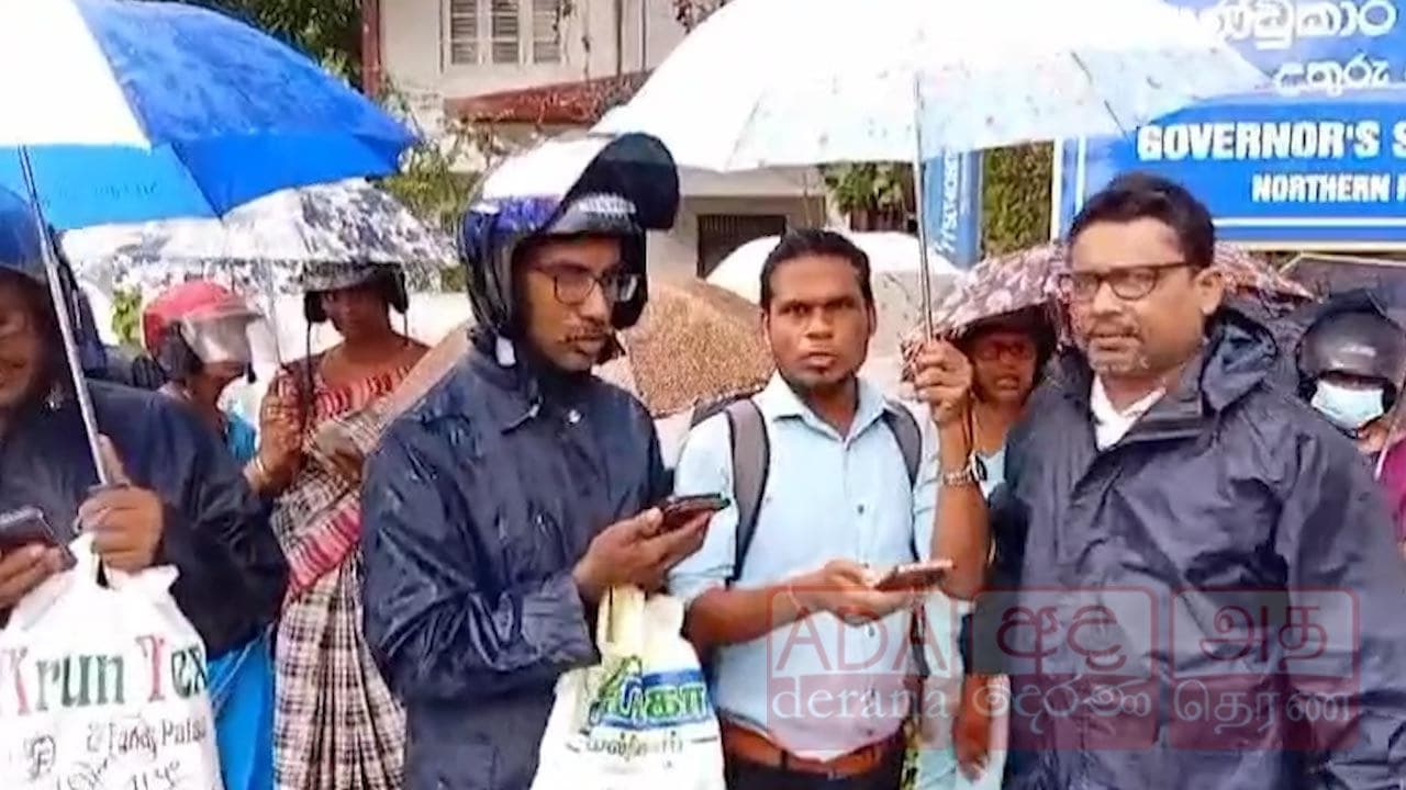 ஆளுநர் அலுவலகம் முன் கொட்டும் மழையில் ஆசிரியர்கள் போராட்டம்!