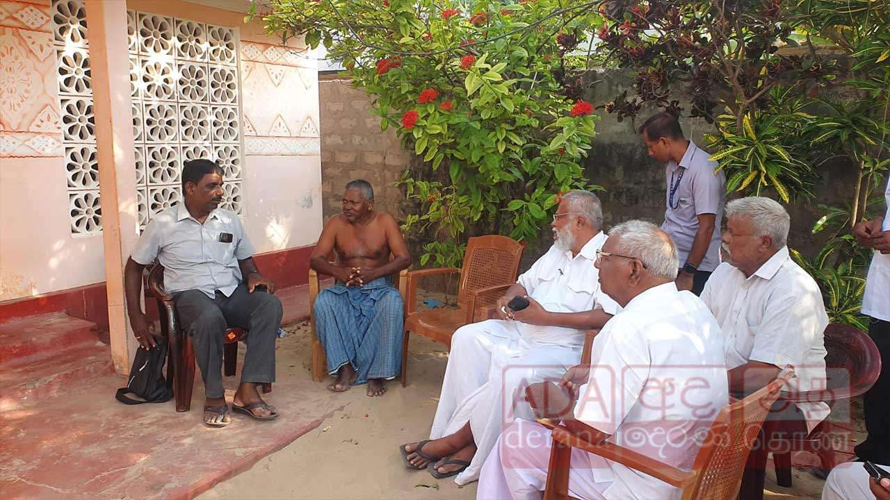 மீனவர்களின் உறவினர்களை சந்தித்த டக்ளஸ்!