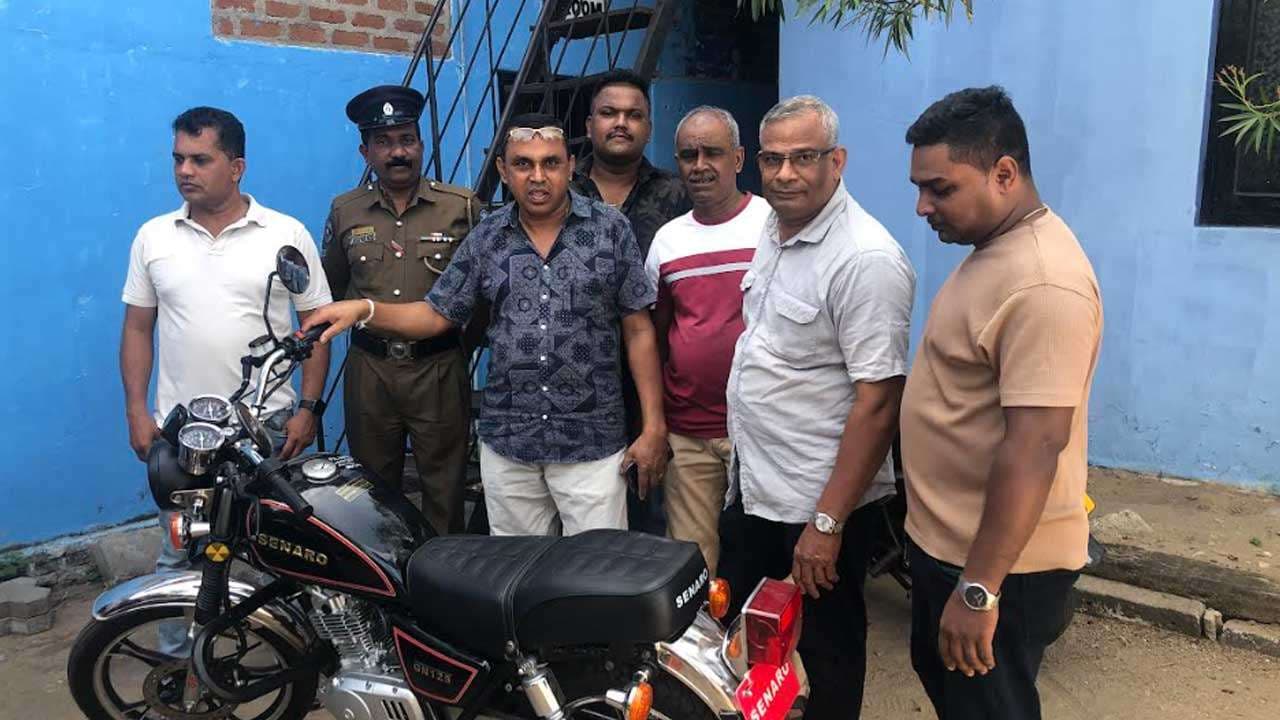 மோட்டார் சைக்கிள் திருடியவரை மடக்கிப்பிடித்த பொலிஸார் 