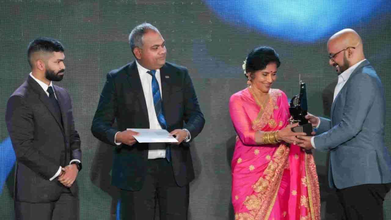  31 ஆவது சுமதி விருதுகள் வழங்கும் வைபவத்தில் SLT-MOBITEL PEOTV இன் சரண TV “சிறந்த கல்வி நிகழ்ச்சி” விருதை சுவீகரித்தது
