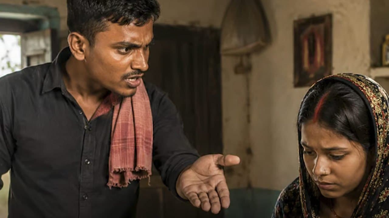 மனைவியின் தலையை வெட்டி மரத்தில் தொங்கவிட்ட கணவர்!