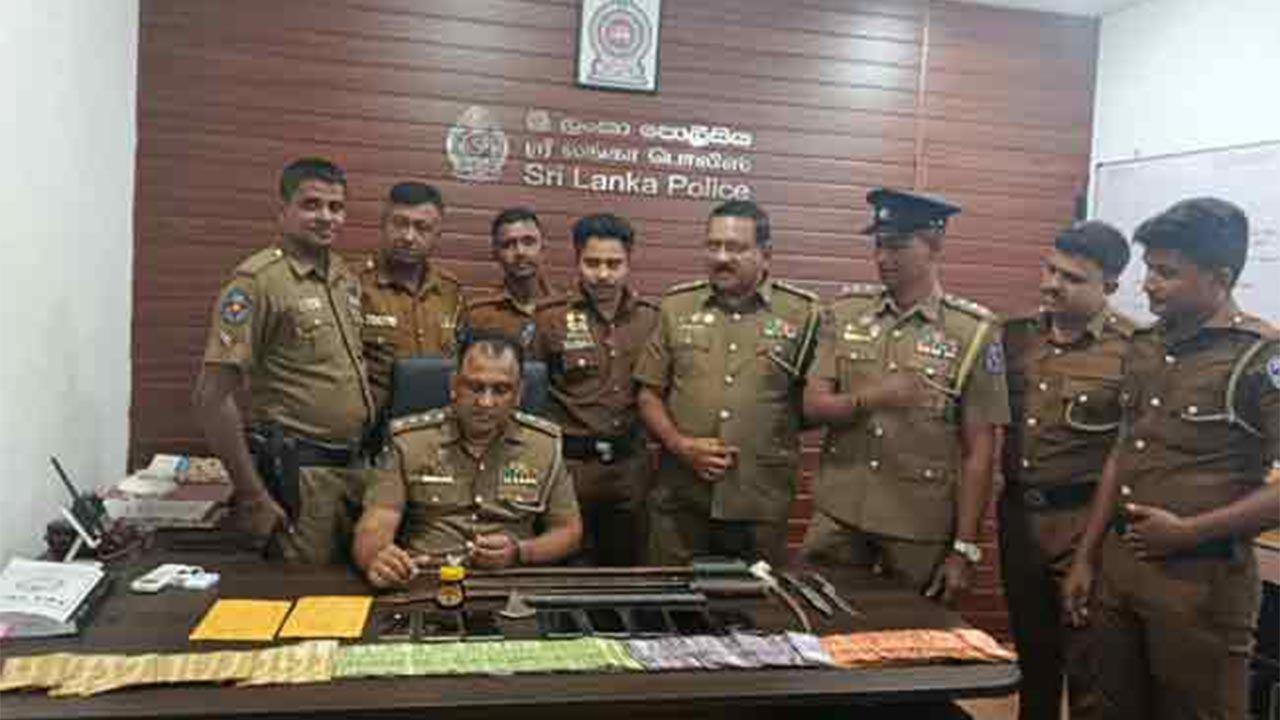 வாள்கள், கத்திகள் மற்றும் கைக்குண்டுடன் இரத்மலானையில் 6 பேர் கைது