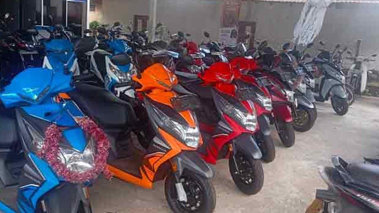 அதிக விலைக்கு மோட்டார் சைக்கிள் விற்பனை: 03 விற்பனை நிலையங்களுக்கு அபராதம்