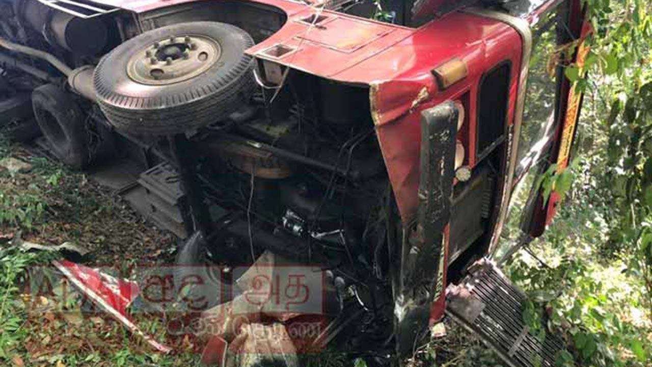 புத்தல பகுதியில் பேருந்து கவிழ்ந்து விபத்து