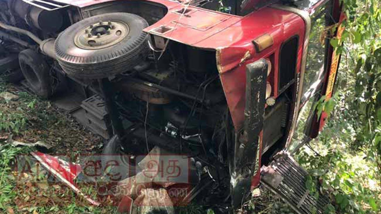 புத்தல பகுதியில் பேருந்து கவிழ்ந்து விபத்து