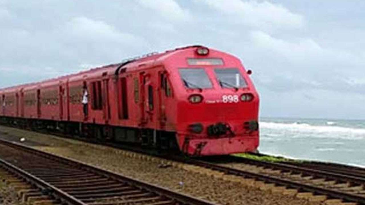 கரையோர மார்க்கத்தில் ரயில் ஒன்றில் இயந்திரக் கோளாறு