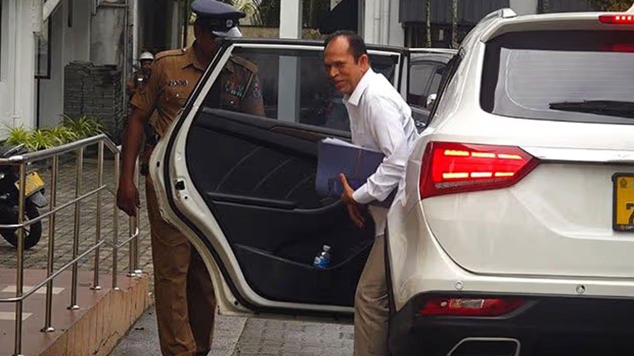 ஹிஸ்புல்லாஹ் எம்.பி இலஞ்ச ஊழல் விசாரணை ஆணைக்குழுவில் முன்னிலை