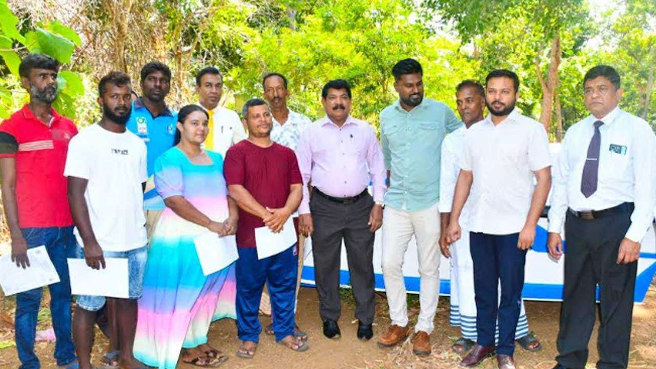 திருகோணமலை மீனவர்களுக்கு 19 மீன்பிடிப் படகுகள் வழங்கி வைப்பு!