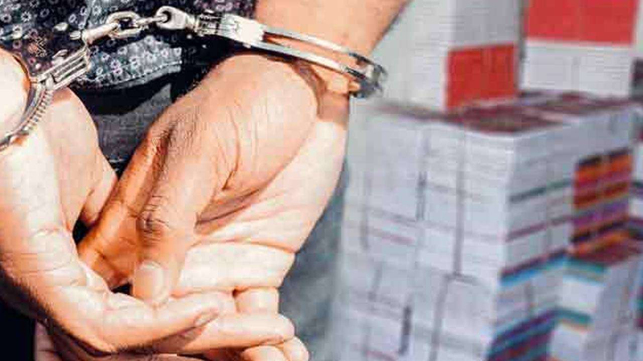 8 இலட்சம் பெறுமதியான பாடநூல்கள் பழைய காகிதக் கடைக்கு விற்பனை: இருவர் கைது!