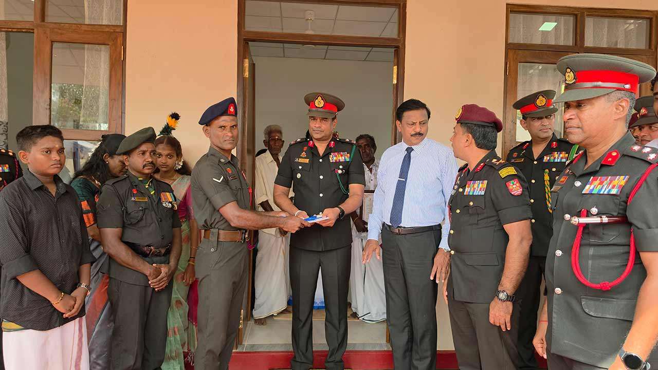 யாழில் இராணுவ சிப்பாய்காக கட்டப்பட்ட வீடு கையளிப்பு
