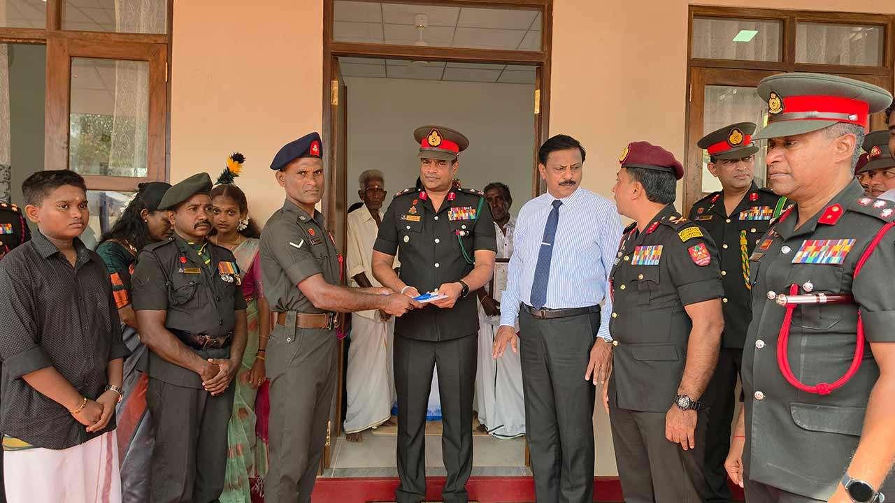யாழில் இராணுவ சிப்பாய்காக கட்டப்பட்ட வீடு கையளிப்பு