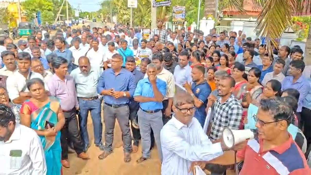 அபிவிருத்தி உத்தியோகஸ்தர்கள் போராட்டம்!