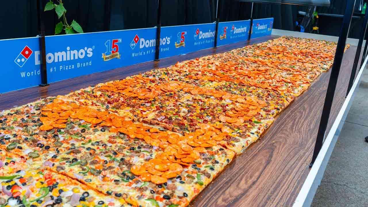 Domino’s ஸ்ரீ லங்கா இலங்கையில் 15 வருட பூர்த்தியை நீண்ட Pizza உடன் கொண்டாடுகிறது