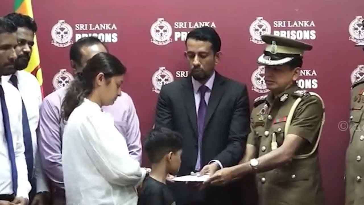 நீர்கொழும்பு சிறை மோதலில் உயிரிழந்த அதிகாரிகளுக்கான இழப்பீடு வழங்கி வைப்பு