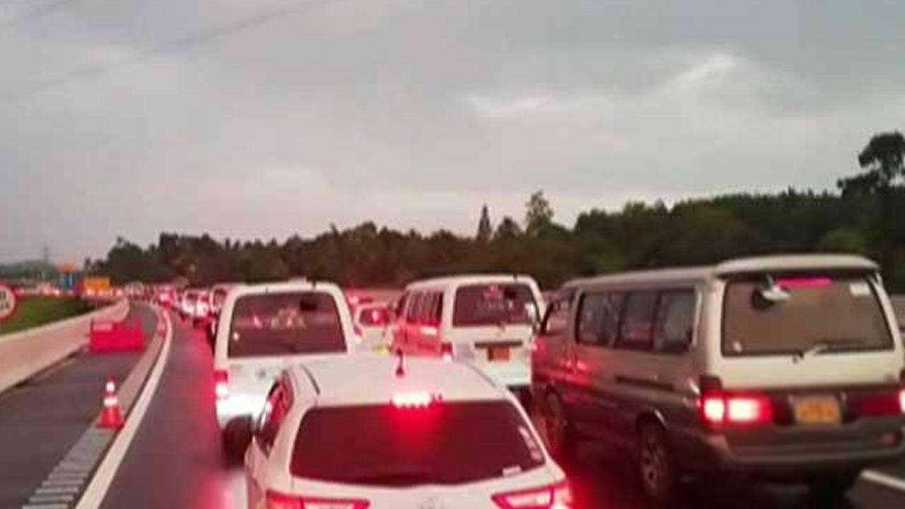 அதிவேக நெடுஞ்சாலையில் பல பகுதிகளில் போக்குவரத்து நெரிசல்