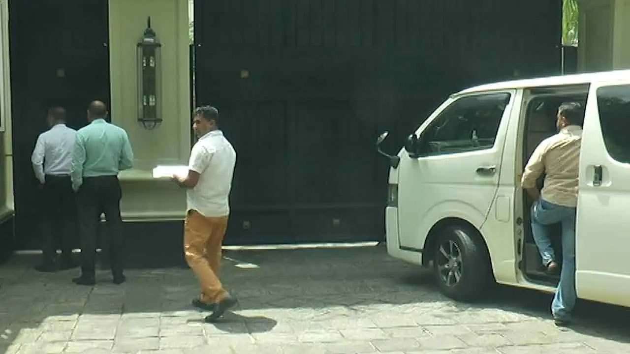 ரவி கருணாநாயக்கவின் வீட்டிற்கு சென்ற இலஞ்ச ஊழல் விசாரணை ஆணைக்குழு