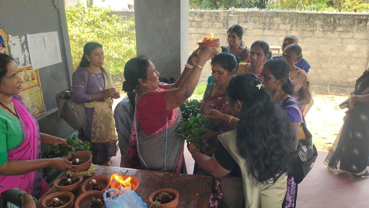 தீச்சட்டி ஏந்தி போராட்டம்