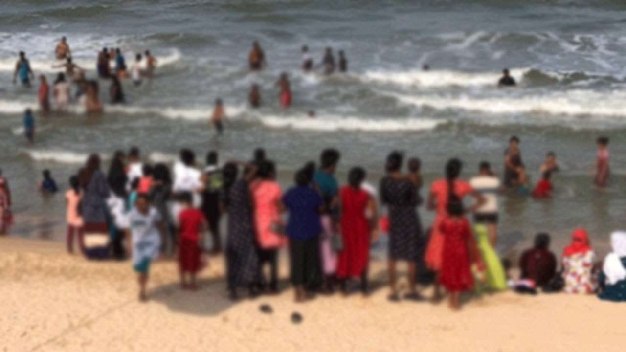கடலில் நீராடிய பெண் மற்றும் சிறுவர்கள் மூவர் நீரில் மூழ்கி மாயம்