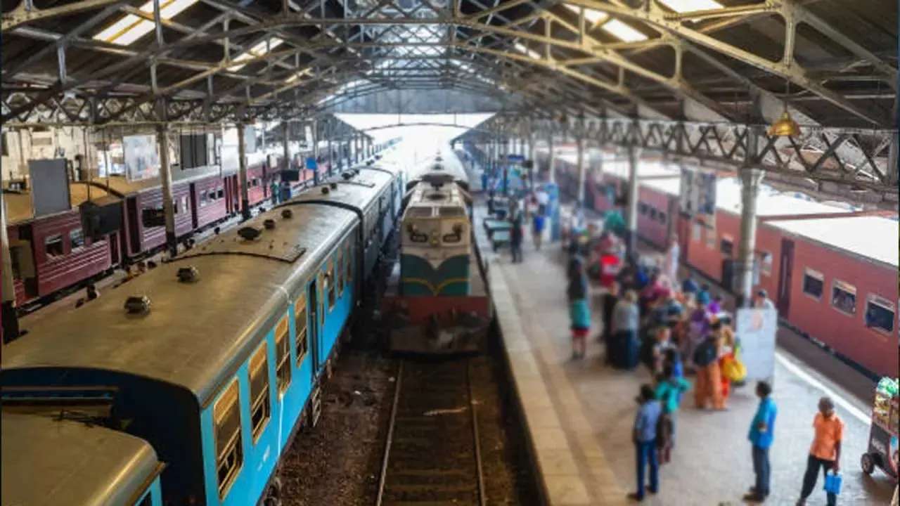 ரயில் எஞ்சின்கள் மற்றும் 'பவர் செட்' பற்றாக்குறையால் 4 ரயில் சேவைகள் ரத்து?