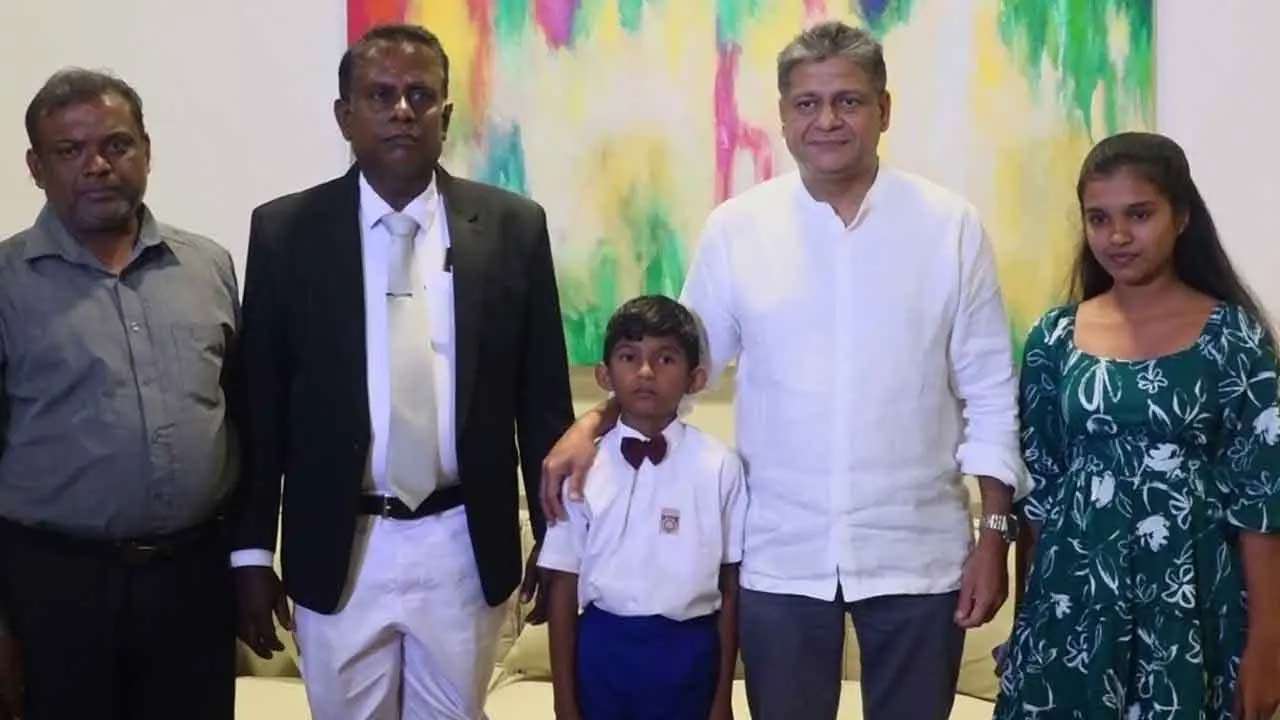 புலமைப்பரிசில் பரீட்சையில் முதலிடம் பெற்ற மாணவனை பாராட்டி கௌரவித்த மனுசத் தெரண!