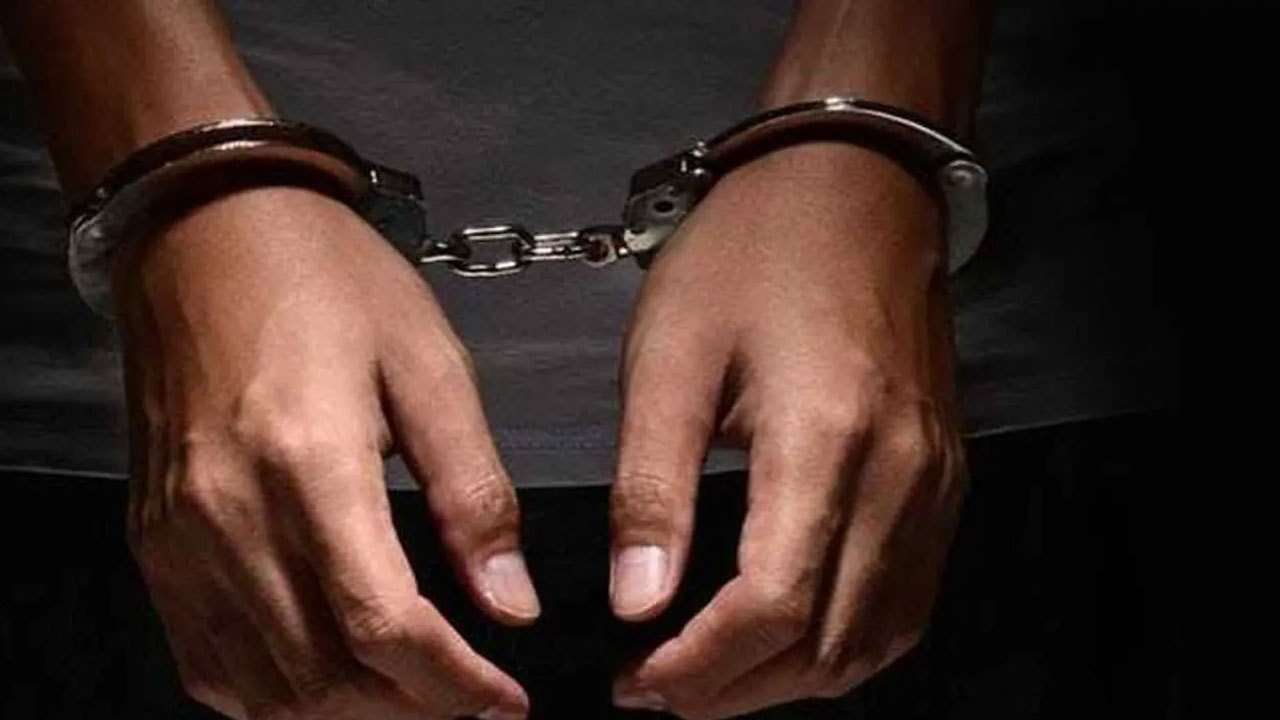 பெண்ணின் நிர்வாண படங்களை வௌியிட்ட நபர் கைது