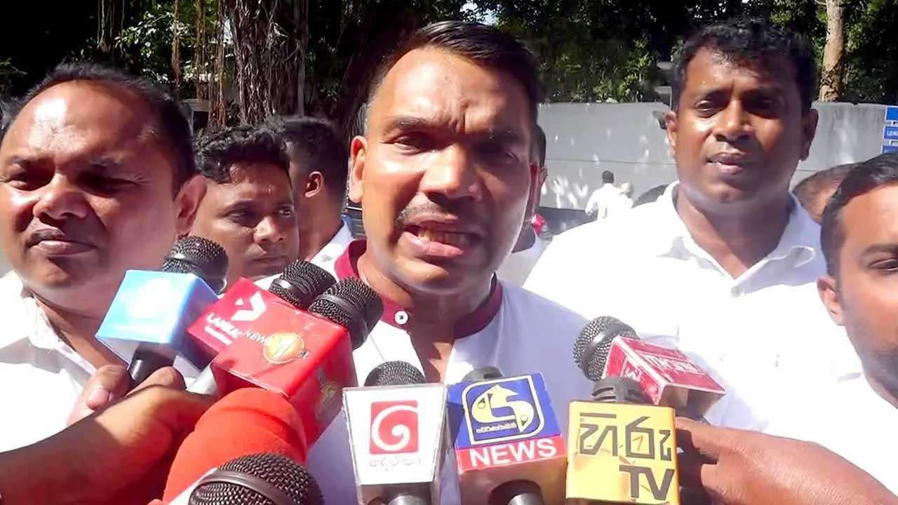 நாமல் ராஜபக்ஷ இலஞ்சம், ஊழல் ஆணைக்குழுவில் ஆஜர்