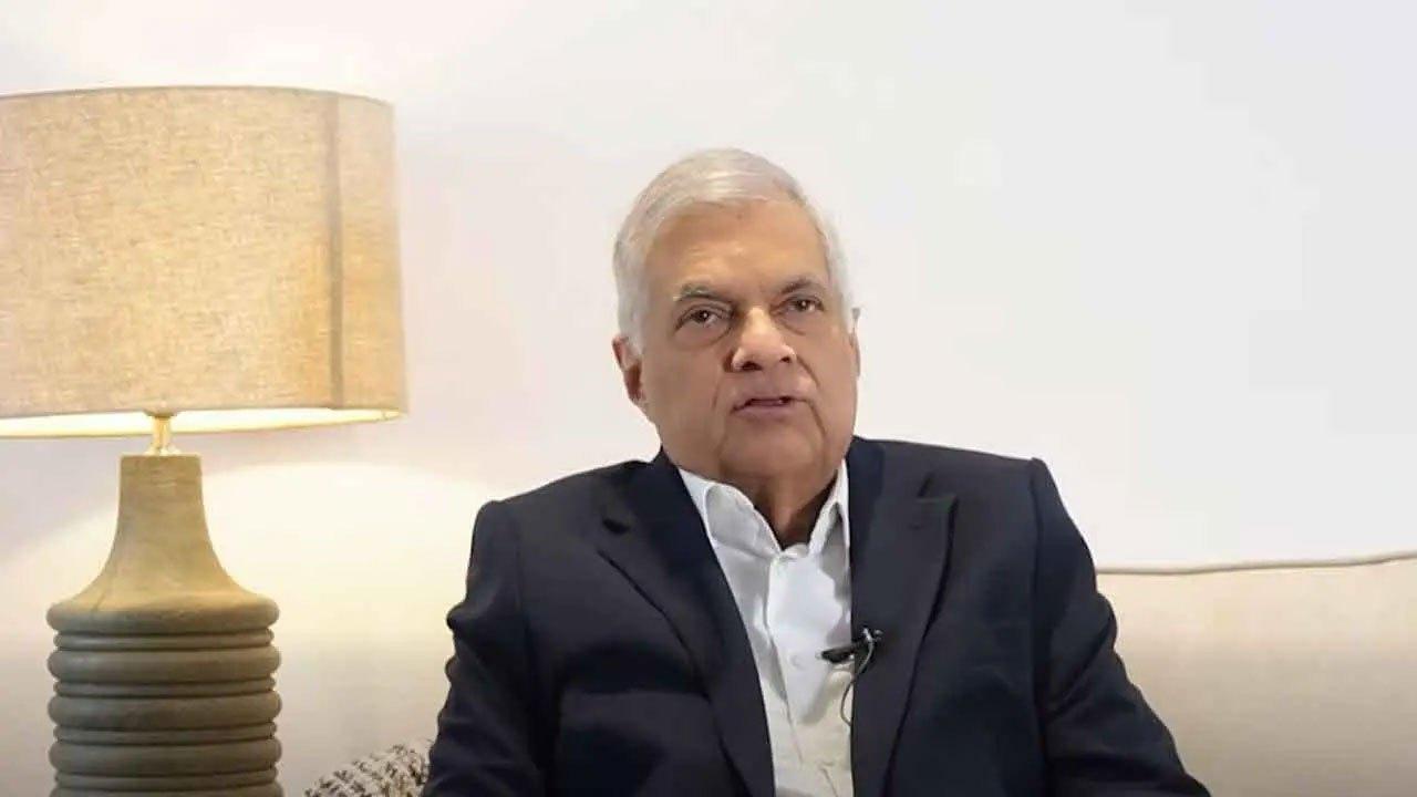 அரசாங்கம் ஜனநாயகத்தையும் எதிர்க்கட்சியையும் அடக்க முற்படுகிறது
