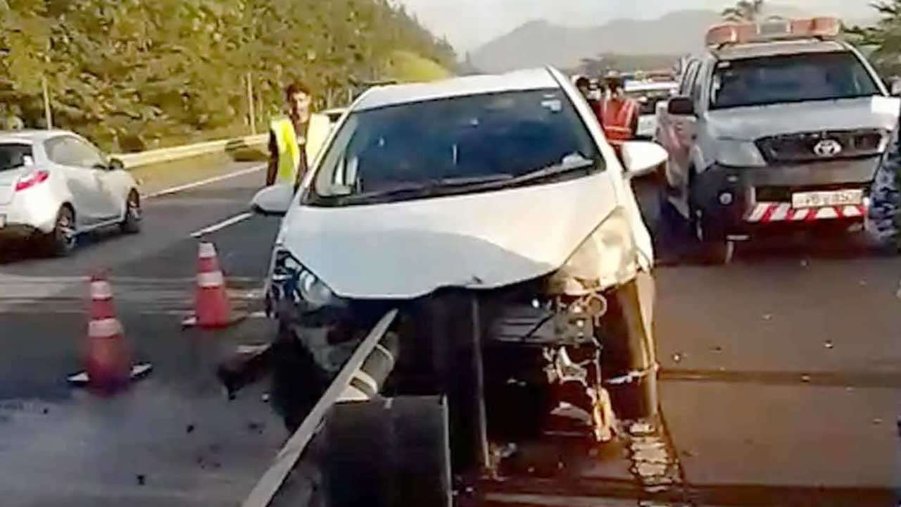 தெற்கு அதிவேக வீதியில் சொகுசு கார் விபத்து