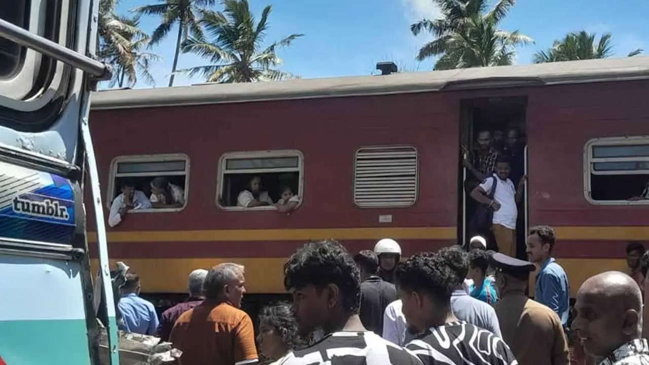 ரயிலுடன் தனியார் பேருந்து மோதி விபத்து