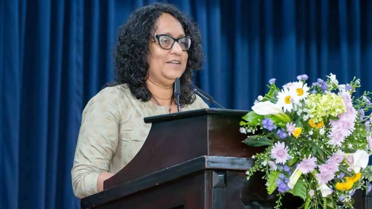 சமூக ஊடகங்களின் பயன்பாடு குறித்து கவலையடையும் பிரதமர் ஹரிணி