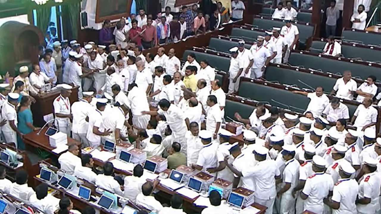 சட்டசபையில் இருந்து திமுகவினர் குண்டுக்கட்டாக வெளியேற்றம்!