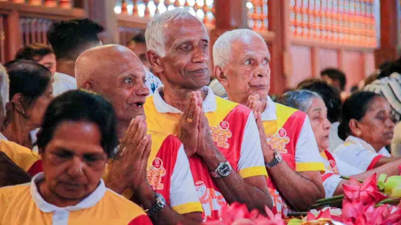 செரண்டிப் மா ஆலை, 100-க்கும் மேற்பட்ட வயதான விவசாயப் பெற்றோர்களைக் கண்டிக்கு அழைத்து வந்து புனித தலதா பெரஹரவை தரிசிக்கச் செய்துள்ளது