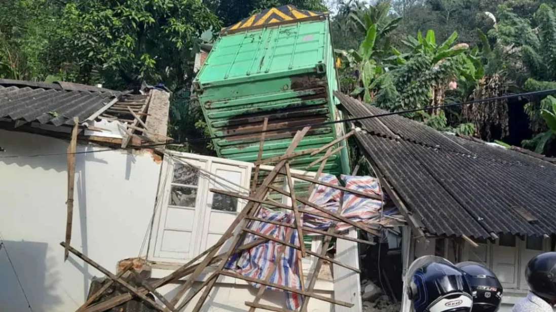 பதுளை - மஹியங்கனை வீதியில் வீடு மீது லொறி கவிழ்ந்து விபத்து