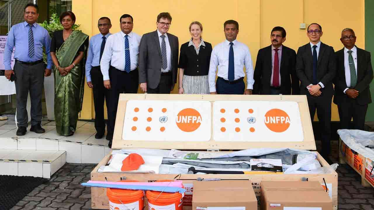 பெண்கள் மற்றும் சிறுமிகளுக்கான இலங்கையின் பேரிடர் மீட்பு நடவடிக்கைகளை வலுப்படுத்த, அவசரக்காலப் பொருட்களை UNFPA ஒப்படைத்தது