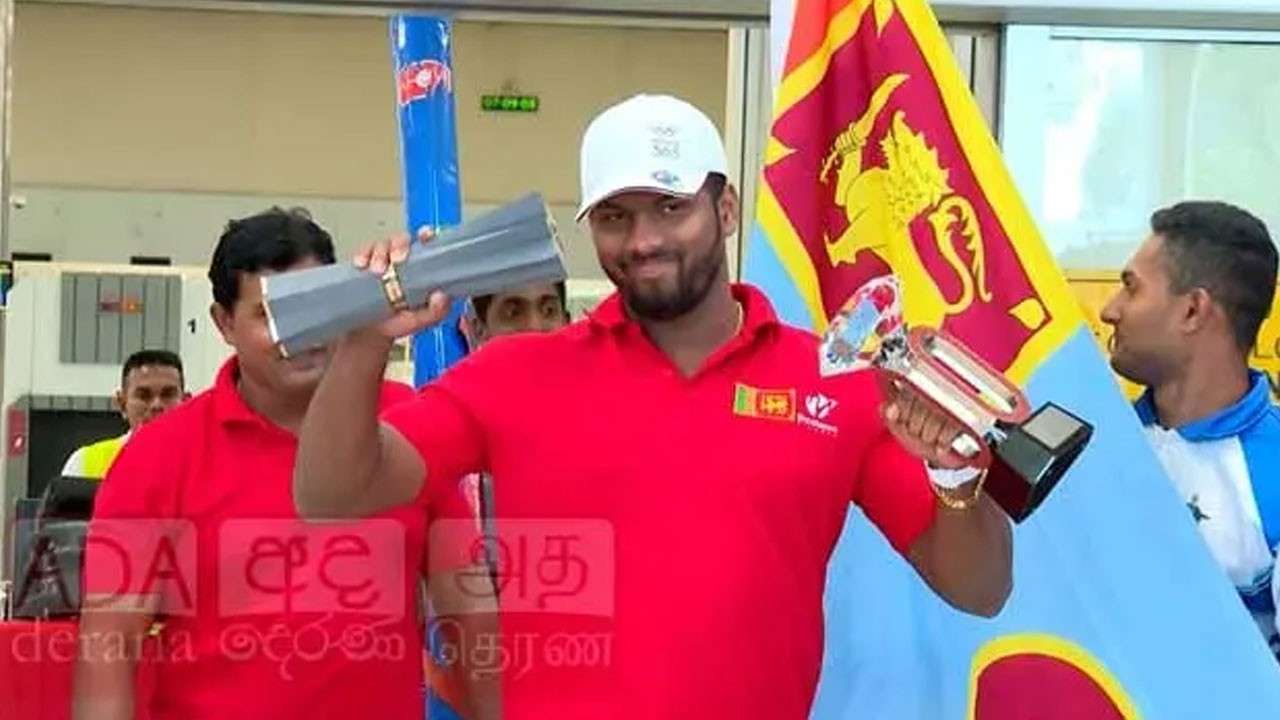 உலக செம்பியன்களை வீழ்த்திய ருமேஷ் தரங்க நாடு திரும்பினார்!